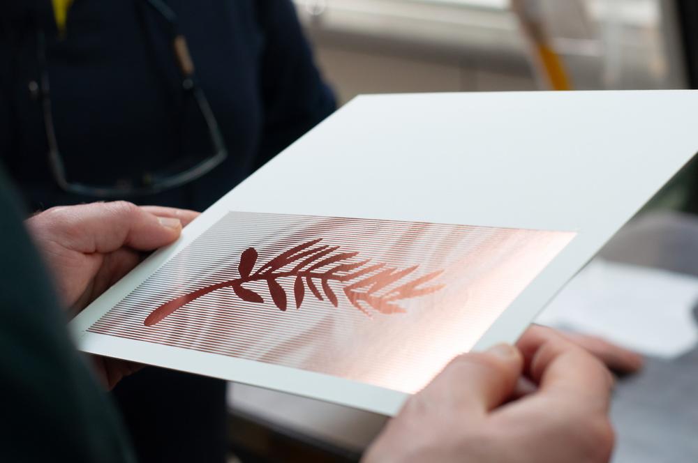 Carton d'invitation du Festival de Cannes imprimé par La Maison des Impressions, marquage à chaud sur papier de création